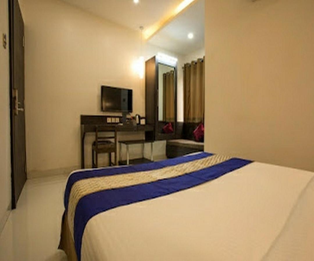 Cherrystay Kiran Inn אינדורה מראה חיצוני תמונה