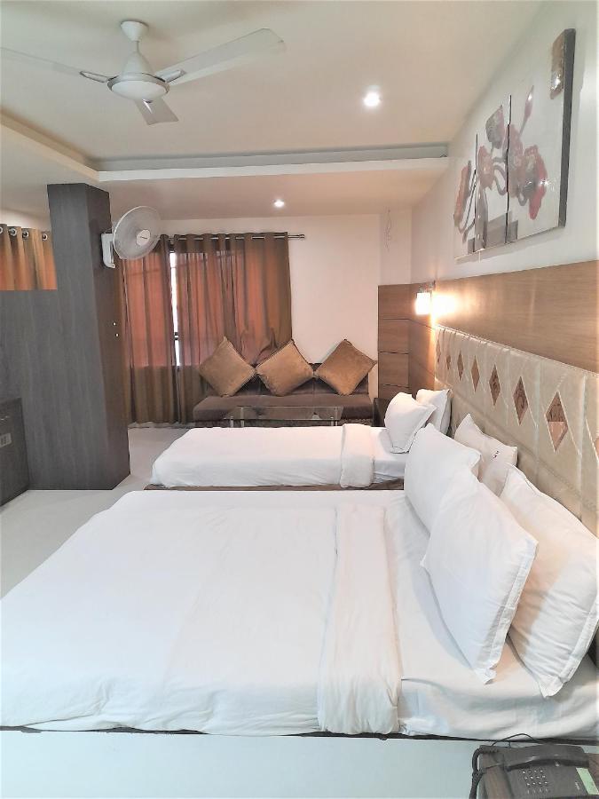 Cherrystay Kiran Inn אינדורה מראה חיצוני תמונה