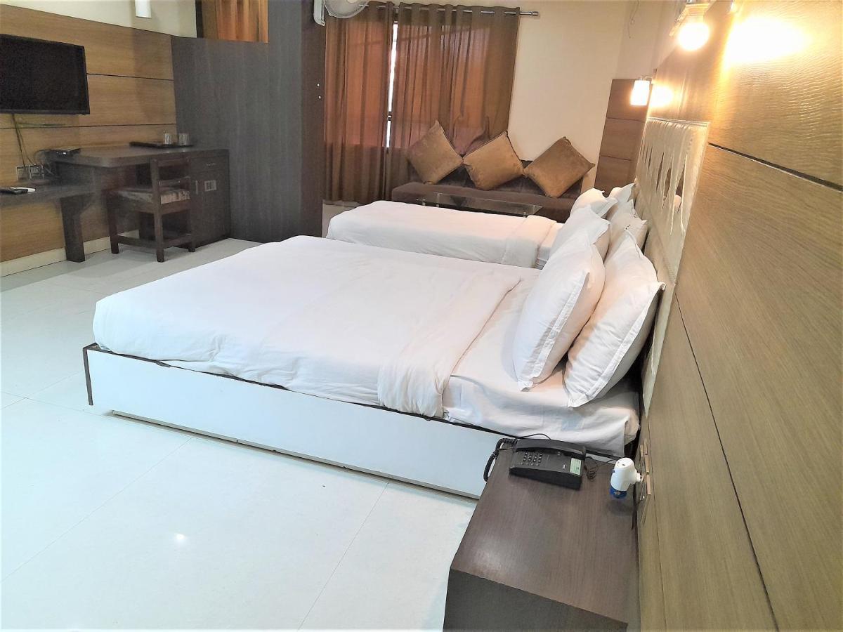 Cherrystay Kiran Inn אינדורה מראה חיצוני תמונה